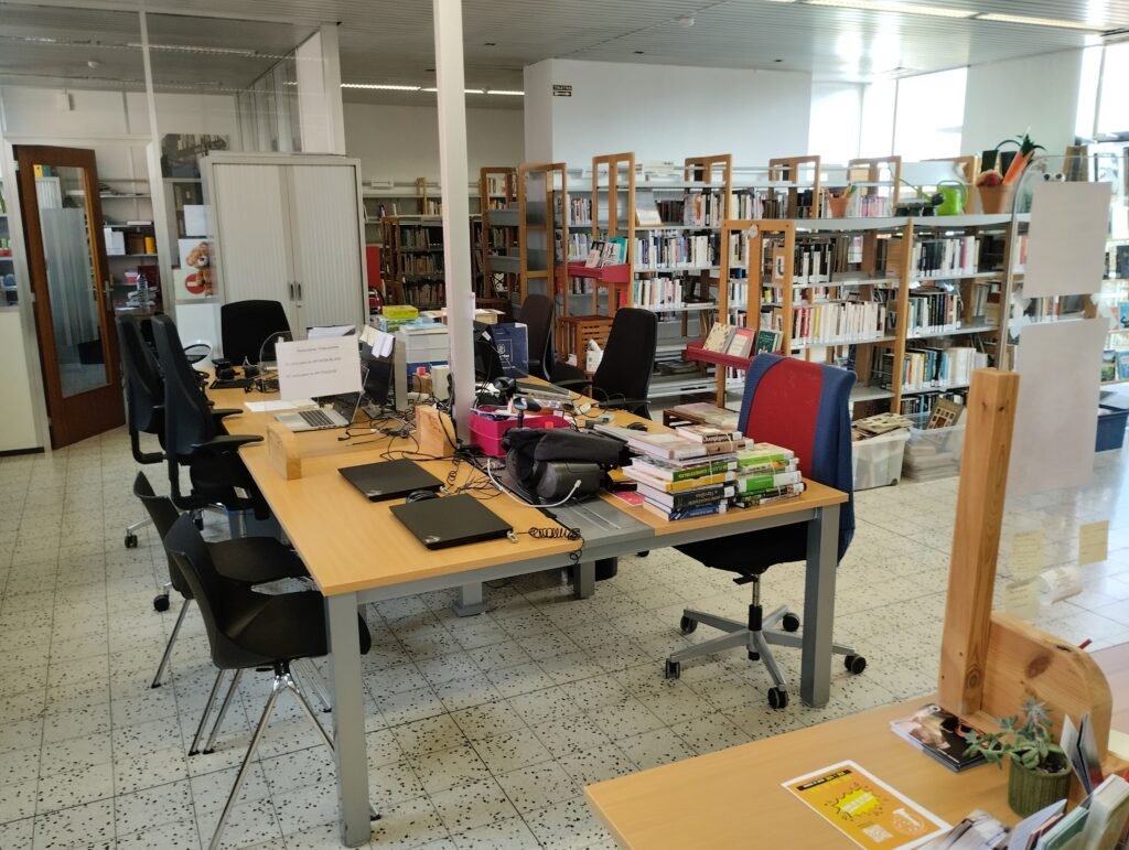 Bureaux et EPN de la bibliothèque de Quaregnon situés dans la section adulte