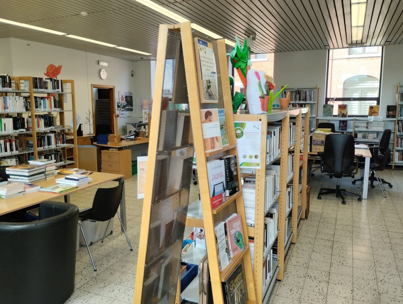Entrée de la bibliothèque communale de Quaregnon. Photo également disponible grâce a notre visite virtuelle.