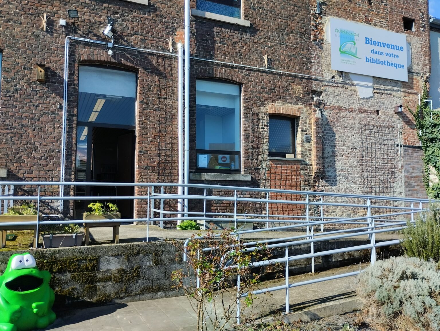 Entrée de la bibliothèque communale de Quaregnon - Vue depuis le jardin. Photo aussi disponible via notre visite virtuelle