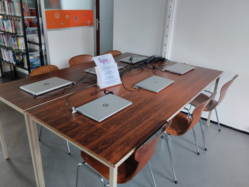 Espace publique numérique de la bibliothèque de Quaregnon - Section jeunesse